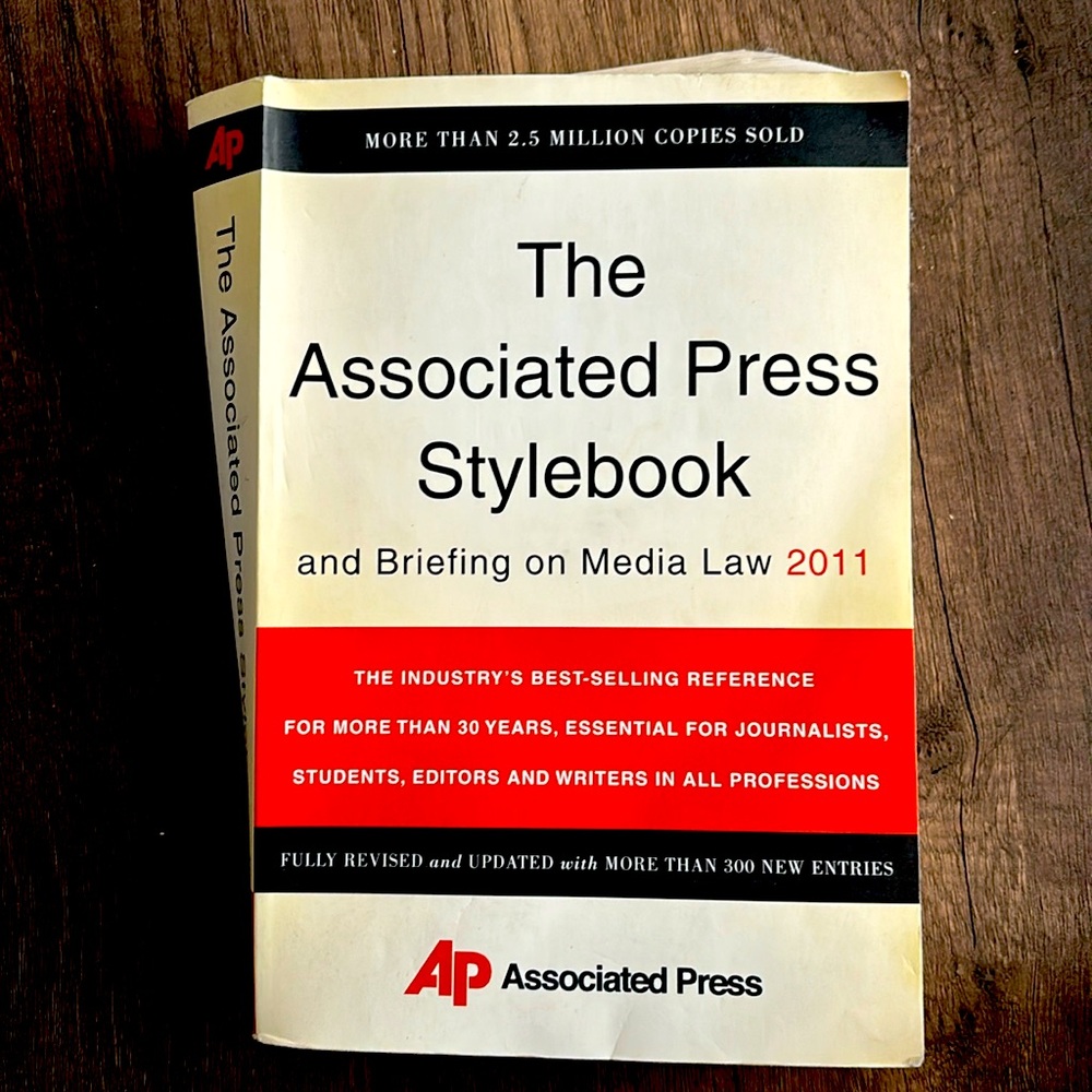 The Associated Press Stylebook and Briefing on Media Law 2011 paperback book